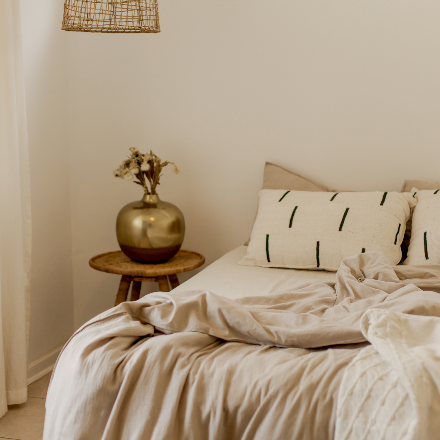 Trei culori neutre pentru dormitor, care inspiră liniște